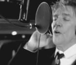 Rod Stewart lors de l'enregistrement de la reprise de la chanson de REM, Everybody Hurts, en faveur de Haïti