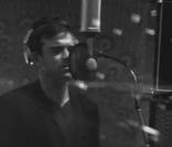 Robbie Williams lors de l'enregistrement de la reprise de la chanson de REM, Everybody Hurts, en faveur de Haïti