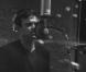 Robbie Williams lors de l'enregistrement de la reprise de la chanson de REM, Everybody Hurts, en faveur de Haïti