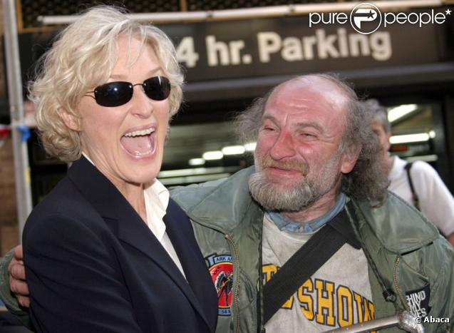 Radioman salue la star Glenn Close à New York en 2004 
