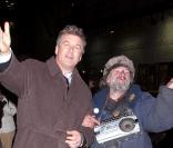Radioman salue la star Alec Baldwin à New York en 2005 