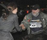 Radioman salue la star Angelina Jolie à New York en 2007 