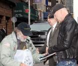 Radioman salue la star Bruce Willis à New York en 2009 