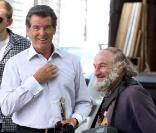 Radioman salue la star Pierce Brosnan à New York en 2009 