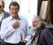 Radioman salue la star Pierce Brosnan à New York en 2009 