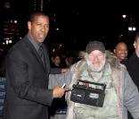 Radioman salue la star Denzel Washington à New York en 2010 