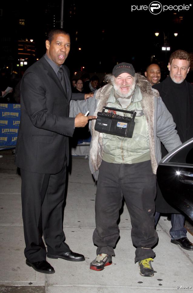 Radioman salue la star Denzel Washington à New York en 2010 