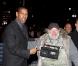 Radioman salue la star Denzel Washington à New York en 2010 