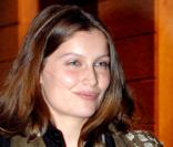 Laetitia Casta à Milan : jamais sans mon livre de Simone de Beauvoir