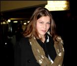 Laetitia Casta est à Milan. Elle sort du théâtre où elle est allée voir Stefano Accorsi jouer dans Il Dubbio