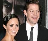 La belle Emily Blunt et son compagnon John Krasinski à l'occasion de l'avant-première de  Wolfman , dans l'enceinte de l'ArcLight Theatre d'Hollywood, à Los Angeles, le 9 février 2010.