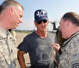 Sean Penn aide à charger des médicaments et de la nourriture pour les sinistrés d'Haïti au nom de la Jenkins-Penn Haitian Relief Organization, à Cap Haïtian, le 7 février 2010.