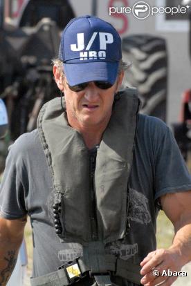 Sean Penn aide à charger des médicaments et de la nourriture pour les sinistrés d'Haïti au nom de la Jenkins-Penn Haitian Relief Organization, à Cap Haïtian, le 7 février 2010.
