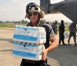 Sean Penn aide à charger des médicaments et de la nourriture pour les sinistrés d'Haïti au nom de la Jenkins-Penn Haitian Relief Organization, à Cap Haïtian, le 7 février 2010.