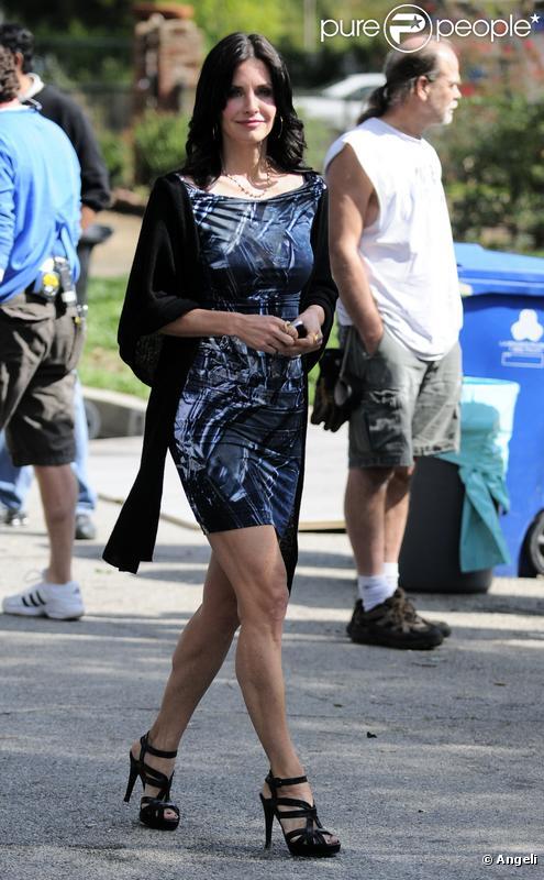 Courteney Cox sur Van Nuys à Los Angeles pour le tournage de Cougar Town le 11 février 2010 
