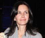 Courteney Cox attend patiemment le voiturier après avoir dîné avec un ami au restaurant Boa Steakhouse à Los Angeles le 9 février 2010