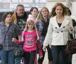 Kelly Preston et sa fille Ella Bleu ont fait du shopping, boulevard Haussman à Paris, avant de se rendre au musée d'Orsay accompagnées d'amis le 11 février 2010  