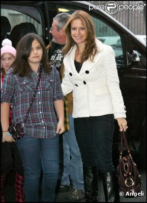 Kelly Preston et sa fille Ella Bleu ont fait du shopping, boulevard Haussman à Paris, avant de se rendre au musée d'Orsay accompagnées d'amis le 11 février 2010  