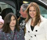 Kelly Preston et sa fille Ella Bleu ont fait du shopping, boulevard Haussman à Paris, avant de se rendre au musée d'Orsay accompagnées d'amis le 11 février 2010  