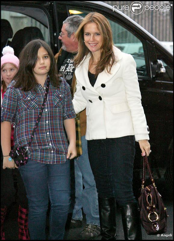 Kelly Preston et sa fille Ella Bleu ont fait du shopping, boulevard Haussman à Paris, avant de se rendre au musée d'Orsay accompagnées d'amis le 11 février 2010  