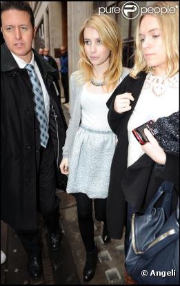 Emma Roberts arrive à la station de radio BBC à Londres le 12 février 2010