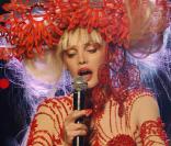 Arielle Dombasle lors du défilé Jean-Paul Gaultier en janvier 2010.