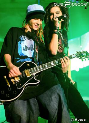  Bill et Tom de Tokio Hotel ont brulé leurs livres et leurs cahiers d'école !