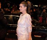 Amanda Peet et ses jolies rondeurs à l\'occasion de la présentation de <i>Please Give</i>, lors de la 60e Berlinale, à Berlin, le 16 février 2010.