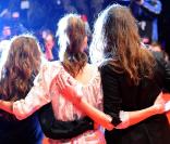 Amanda Peet entourée de Rebecca Hall et Nicole Holofcener à l\'occasion de la présentation de <i>Please Give</i>, lors de la 60e Berlinale, à Berlin, le 16 février 2010.