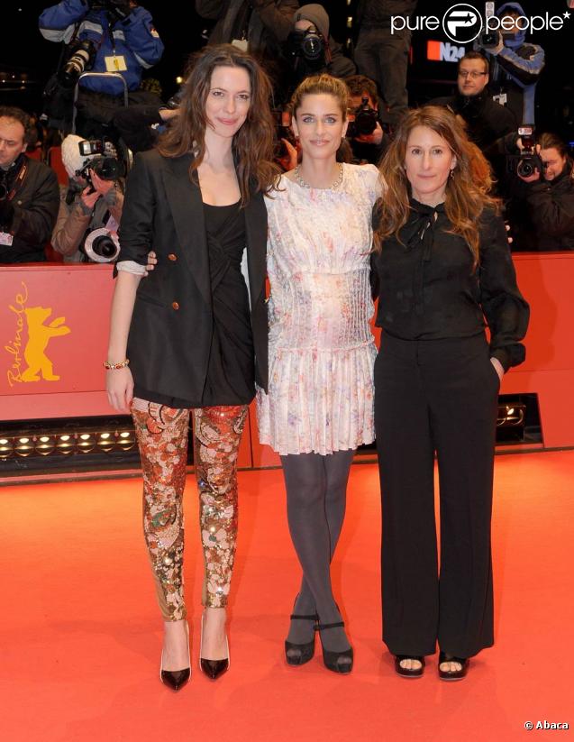 Amanda Peet entre Rebecca Hall et Nicole Holofcener à l'occasion de la présentation de  Please Give , lors de la 60e Berlinale, à Berlin, le 16 février 2010.