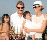 Johnny Hallyday, sa femme Laeticia et leurs filles Jade et Joy. Eté 2009