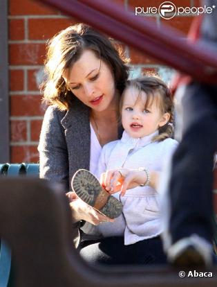 Milla Jovovich et sa fille Ever à Beverly Hills, le 22 février 2010