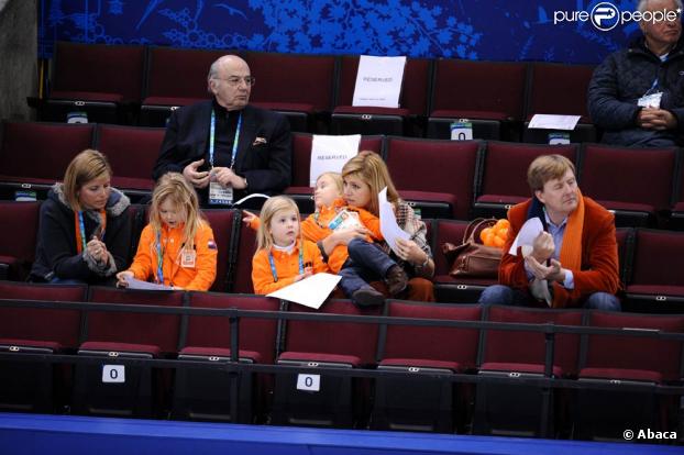 Maxima des Pays-Bas, Willem-Alexander et leurs trois fillettes sont à Vancouver pour les Jeux Olympiques d'hiver. Le 23 février, ils assistaient au programme court du patinage féminin