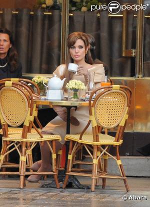 Angelina Jolie sur le tournage de The Tourist à Paris le 23 février 2010