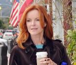 Marcia Cross, mardi 23 février, se balade avec une amie dans les rues de Los Angeles.