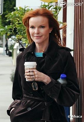 Marcia Cross, mardi 23 février, se balade avec une amie dans les rues de Los Angeles.