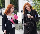Marcia Cross, mardi 23 février, se balade avec une amie dans les rues de Los Angeles.