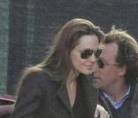 Angelina Jolie, son père Jon Voight, son mari Brad Pitt et leur enfants lors de leur séjour à Venise le 21 février 2010