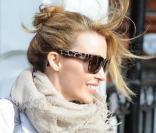Kylie Minogue sortant de son appartement à Londres le 26 février 2010