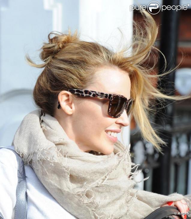 Kylie Minogue sortant de son appartement à Londres le 26 février 2010