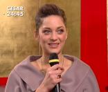 La sublime Marion Cotillard répond aux questions du journaliste de Canal+ sur le tapis rouge des César.