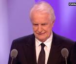 André Dussollier remet le César du Meilleu second rôle féminin.
