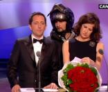 Valérie Lemercier reçoit un bouquet de fleurs par coursier... provocant la jalousie de Gad Elmaleh, qui joue le rôle de son compagnon pour la soirée.