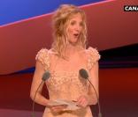 Sandrine Kiberlain remet le trophée de la Meilleure adaptation. <br />