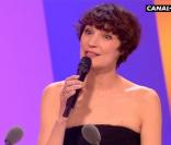Jeanne Balibar investit la scène pour remettre - en chanson ! - le César de la Meilleur musique de film.