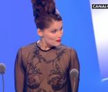 La sublime Laëtitia Casta remet le prix du Meilleur second rôle masculin... dans une tenue légère !