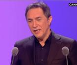 Le beau Richard Berry remet le César du Meilleur espoir féminin.