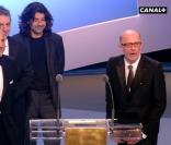 Pour  Un Prophète , Jacques Audiard reçoit le César du Meilleur film, des mains de la présidente de cette édition, Marion Cotillard.