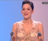La resplendissante Marion Cotillard, présidente de cette édition 2010 des César, remet le plus prestigieux trophée de la soirée, récompensant le Meilleur film.