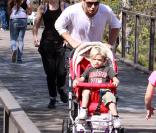 Gwen Stefani, Gavin Rossdale et Kingston  (28 février 2010 au zoo de Los Angeles)
